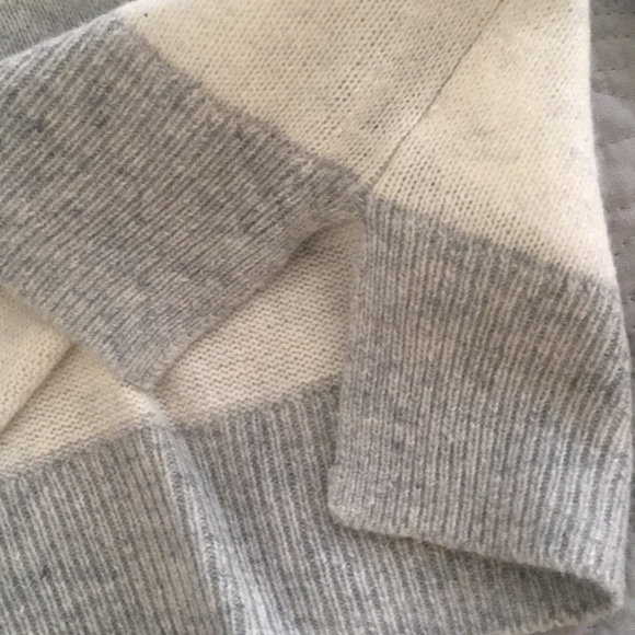 Gray & White striped sweater in good condition. - Picture 4 of 7
